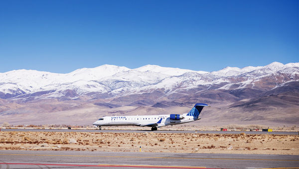 A United plane landing at Bishop/Mammoth Airport. United is the only large airline serving the Mammoth ski area.
